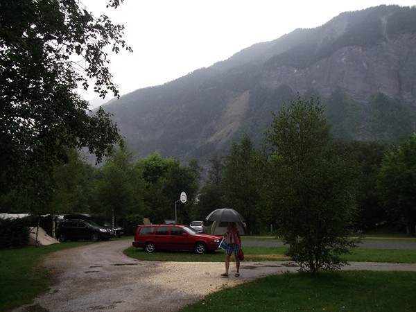7 août - jour de pluie - la première partie de la montée au Col du Solude dans la grisaille...