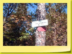 Panneau indiquant la direction duCol de Leuzeu sur le chemin qui mène au Col de la Mialle.