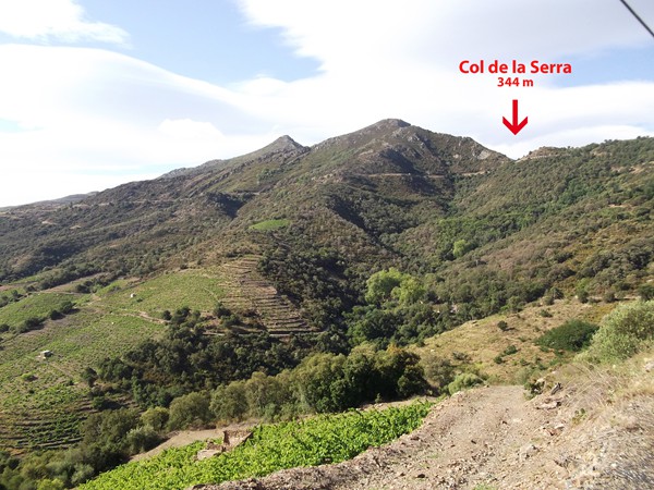 Dans la montée du Col d'en Calbo, on peut voir le Col de la Serra.