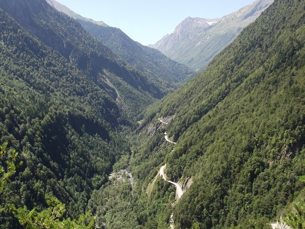 La route s'élève rapidement, on aperçoit la route du Col d'Ornon.