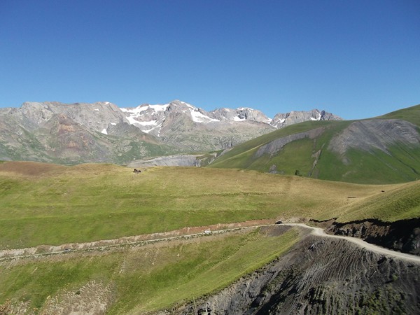 Plus haut en se retournant, en arrière-plan, les Grandes Rousses avec le Pic de l'Etendard (3464 m), à droite, juste au-dessus de la piste, le Col Nazié (1902 m).