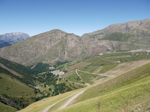 Au centre, le Col de Sarenne (1999 m).