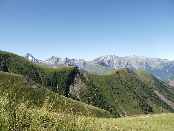 L'Aiguille de Venosc (2830 m)  et sur sa gauche, la Roche de la Muzelle (3465 m).