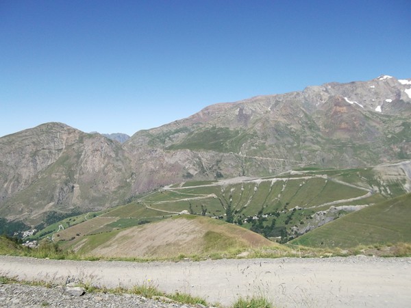 Sur la montagne en face, la montée finale du Col de Sarenne.