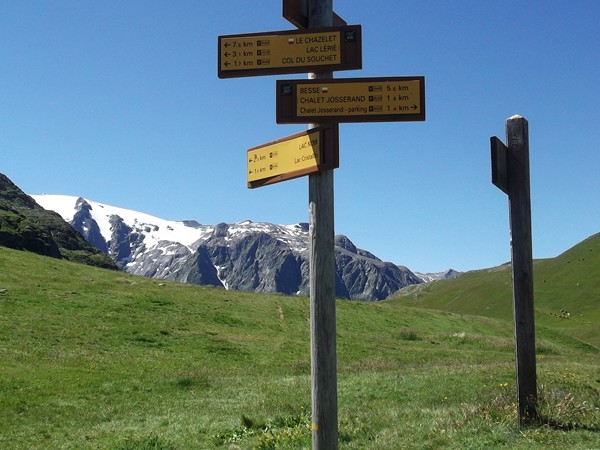 Dans la montée au Col du Souchet, le panneau qui symbolise le Plateau d'Emparis - 2190 m.
