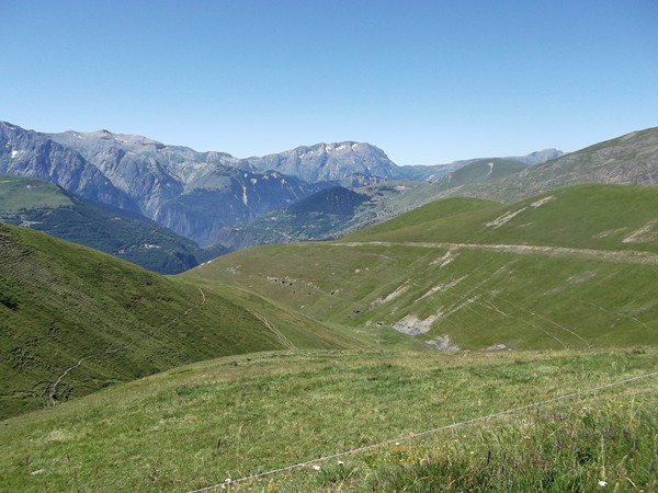 Dans la descente vers Singuigneret. En plein centre, l'Alpe d'Huez et juste derrière, le Col du Solude.
