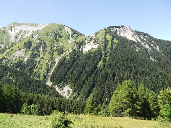 De gauche à droite, les Pâles (2435 m), la Tête des Filons (2396 m) et la Tête de Louis XVI (1982 m). Entre ces 2 derniers, le Col de Corbière.