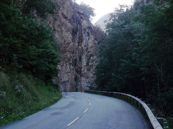 Un gros rocher à contourner peu avant le Bourg d'Arud.