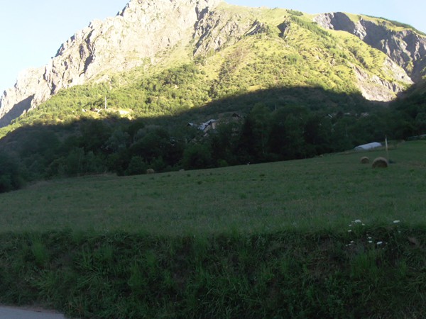 Panorama au-dessus de Vénosc avec le Pied Moutet (2339 m).