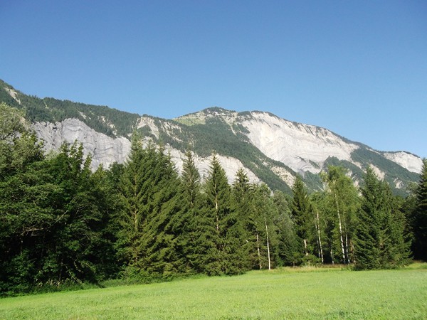 Le Prégentil (1938 m) juste au centre, le Col du Solude se trouve juste dans le creux sur la gauche.