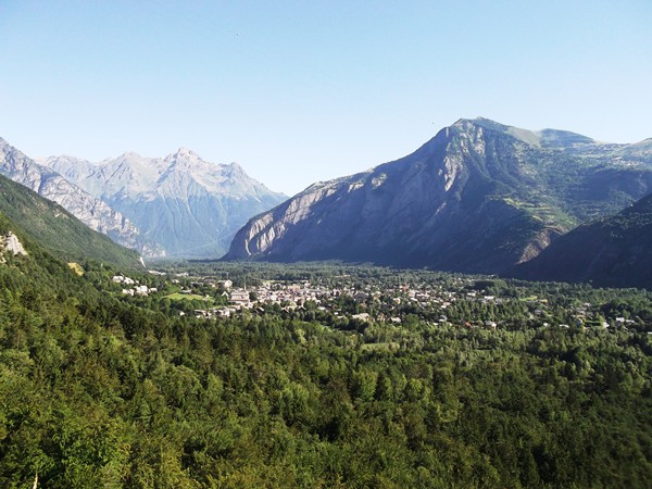 Alors ! Bourg-d'Oisans au centre, à droite, la montée de l'Alpe d'Huez.
