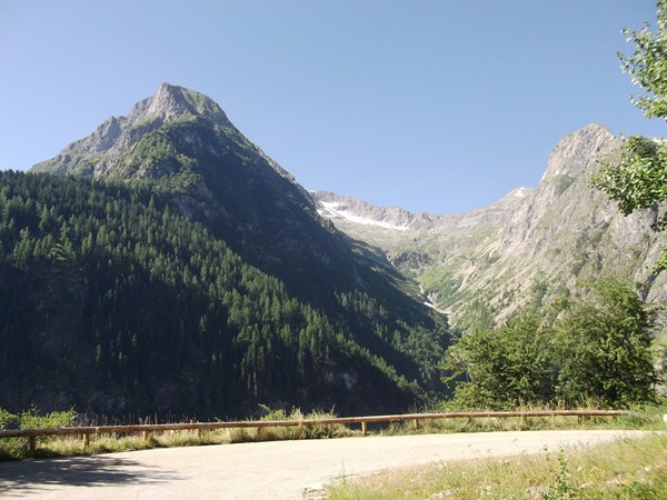 Dans le fameux virage avec vue 180° : l’Aiguille du Midi (2742 m) et le Pic du Col d’Ornon (2872 m).