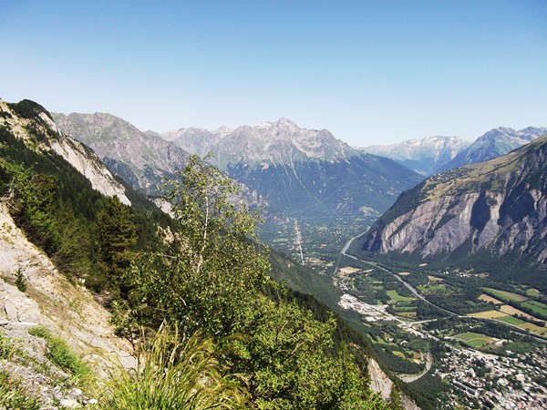 La Vallée de la Romanche et en face, la Grande Lance d'Alllemond (2842 m).