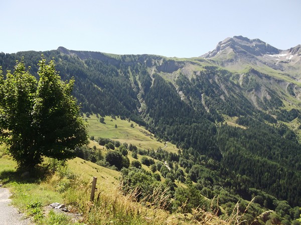 La montée au Col du Solude du côté de Villard-Reymond.
