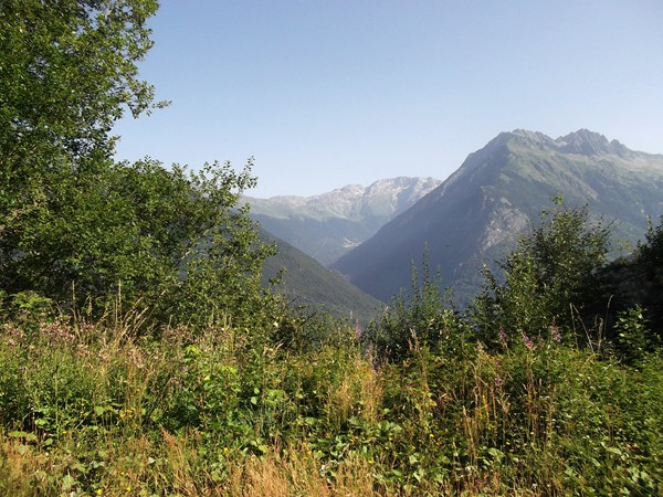 Au centre, la Vallée de l'Eau d'Olle, accès au Col de la Croix de Fer.