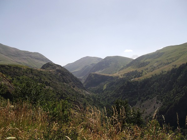 La Vallée de la Sarenne, au centre, son col.