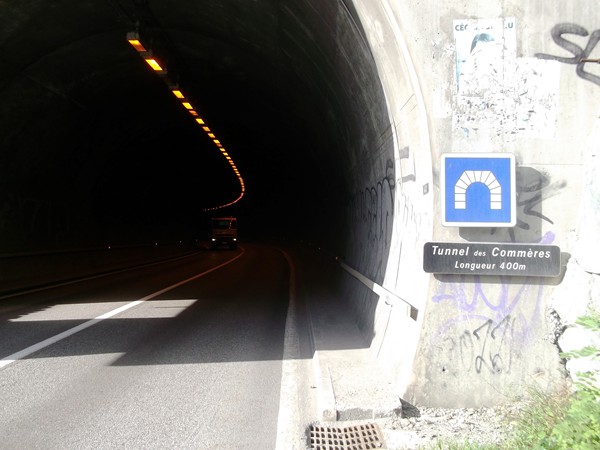 ... c'est le tunnel des Commères, longueur 400 m, il faut bien rouler à droite, ce n'est pas très large !