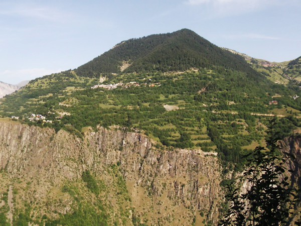 En face, le Col de Maronne niché entre la Montagne de l'Homme à droite et les Sures à gauche.