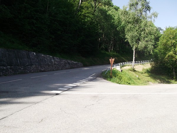 Le croisement avec la D213, à droite, c'est la montée vers les 2 Alpes.