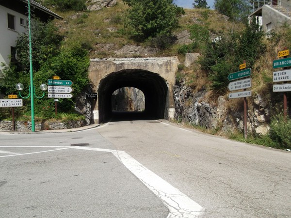 Le petit tunnel qui débouche sur le barrage.