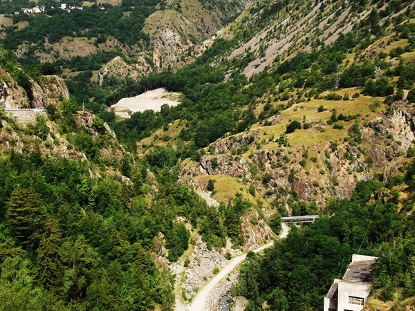 Depuis le barrage, vue sur les Gorges de l'Infernet .