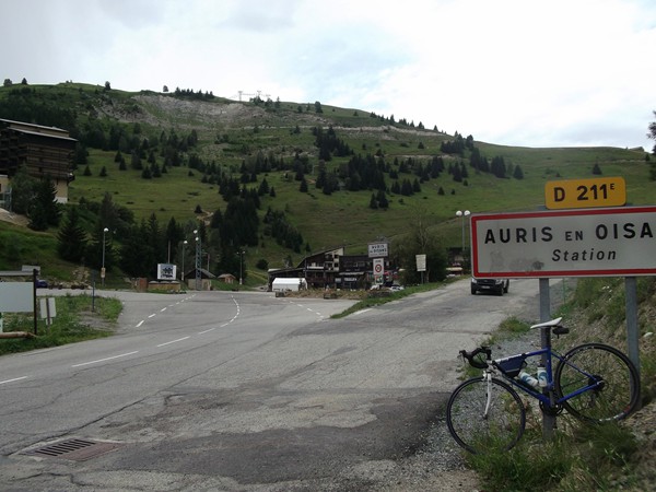 En redescendant, la Station d'Auris-en-Oisans. On peut s'arrêter là mais... il y a un col un peu plus haut !