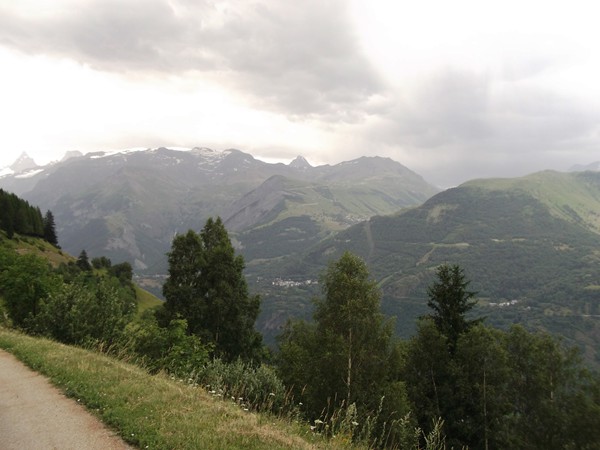 Au milieu, le Jandri - 3288 m. En-dessous, la Station des 2 Alpes.
