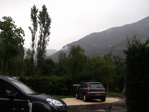 7 août - jour de pluie - là-haut dans les nuages, c'est l'Alpe d'Huez...