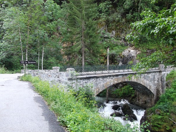 Le petit pont qui enjambe la Sarenne. Sa source provient d'un glacier du même nom situé à près de 3000 m d'altitude.