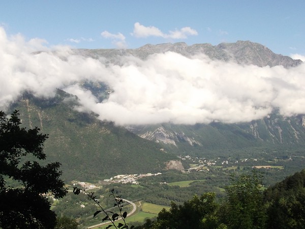 Aperçu de la Vallée de la Romanche avec la partie Nord de Bourg-d'Oisans.