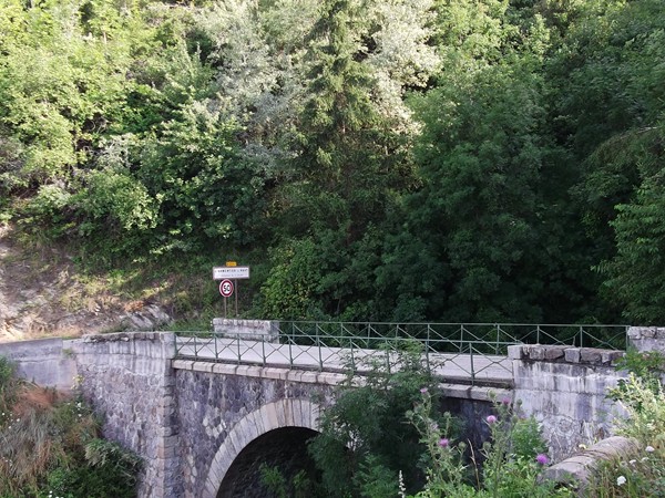 Un pont à la sortie d'Armentier.