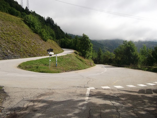 Nouvelle intersection, à gauche on monte à Auris-en-Oisans, à droite on continue la descente vers le Freney-d'Oisans.