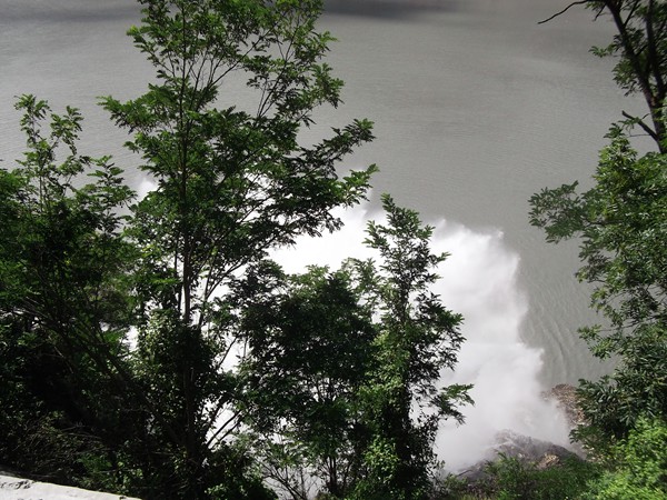 Prise de vue juste au-dessus du fameux geyser qui se déverse dans le Lac du Chambon.
