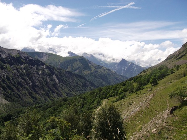 La Vallée du Ferrand, au fond le Massif des Ecrins.