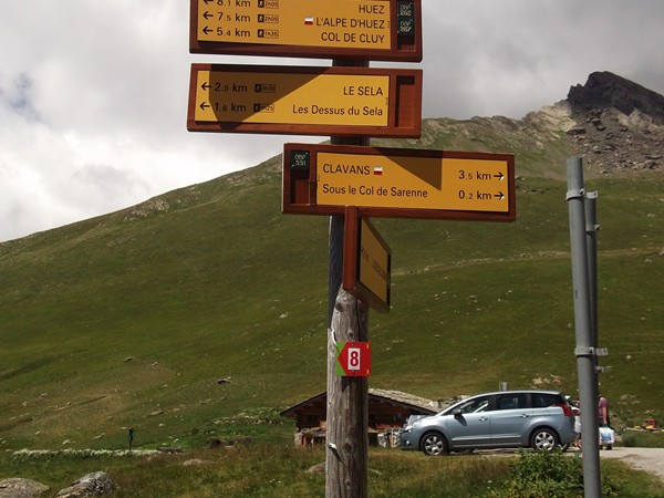 Un panneau de randonnée pour le col à 1999 m, un 2000 manqué d'un mètre !