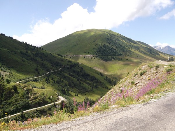 La piste qui mène au Col de Cluy.