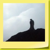 Un aigle de pierre haut de huit mètres qui rappelle la seconde Guerre mondiale.