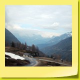 En jetant un regard en arrière, on découvre une vue magnifique sur les Alpes bernoises avec le Bietschhorn et les pentes recouvertes de glaciers du Fletschhorn et du Weissmies, hauts de plus de 4000 mètres. 