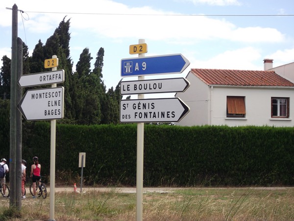 Sur le panneau, il y a St Génis de Fontaine : un petit clin d'oeil à Baptiste - C'est Dur le Vélo !