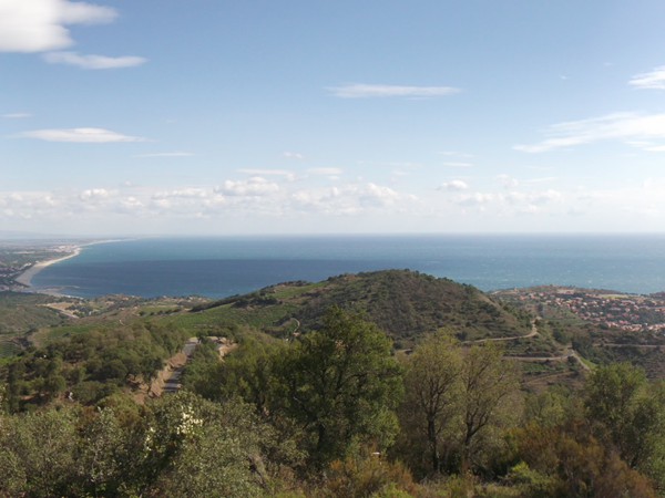A gauche, le littoral qui remonte vers Perpignan et Collioure un peu vers la droite.