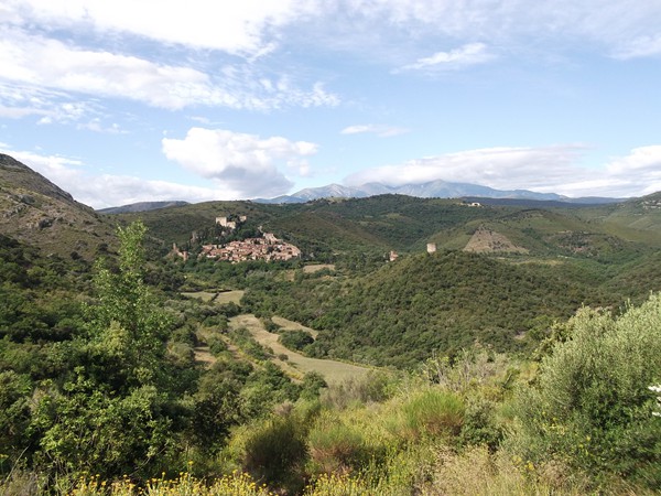 Castelnou et juste derrière, le Pic du Canigou.